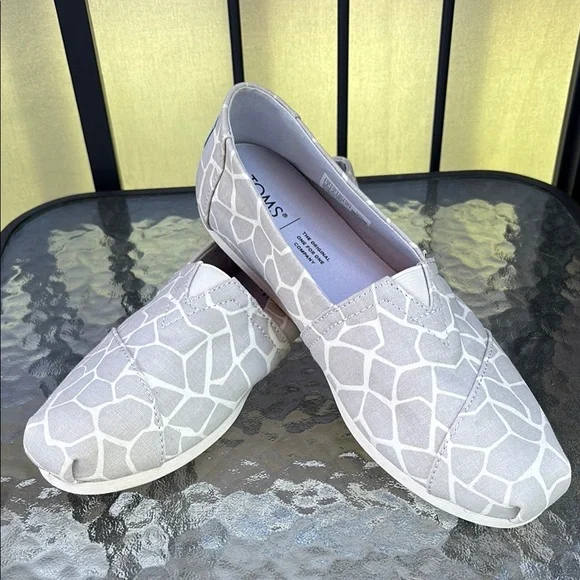 TOMS Gray Giraffe Pattern Eco friendly Canvas Shoes size 8 - Picture 2 of 6
